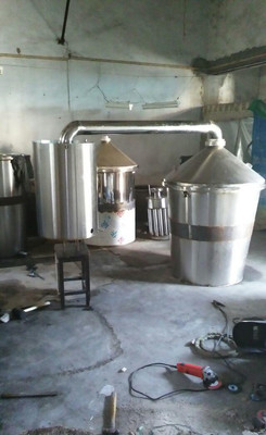 小型釀酒設(shè)備商用白酒鍋小作房蒸酒機(jī)器200斤100斤300斤投料
